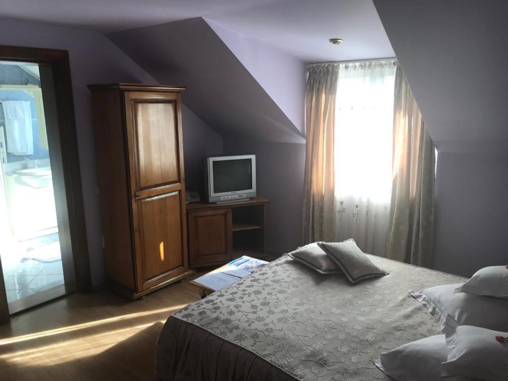 Hotel Cosmos Campulung Moldovenesc Bagian luar foto